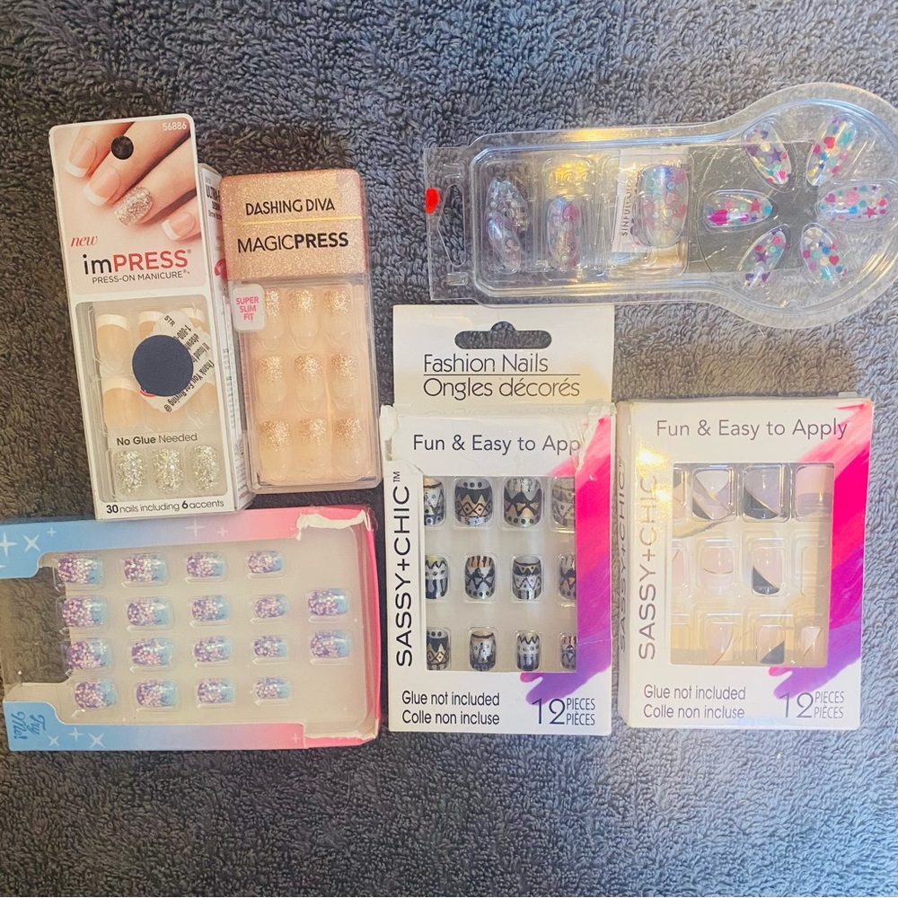 6 Sets Of Fun Fashion Press On Nails Press- On Manicure Accent Nails